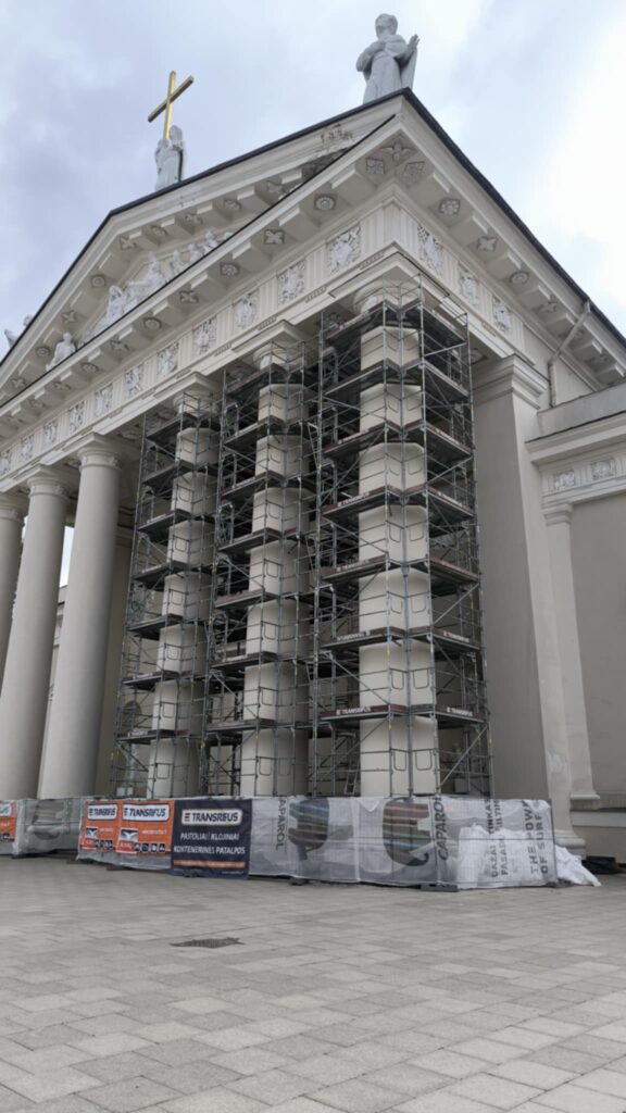 Fasadiniai pastoliai Vilniaus katedra